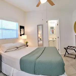 Loft Close To Downtown, Raymond Stadium, Airport And Many Places Tampa